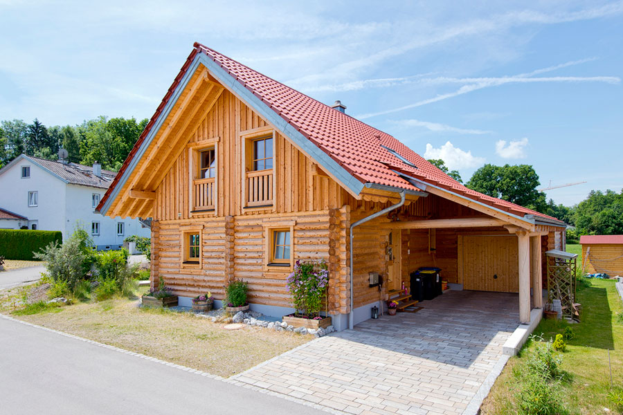 Holzhaus aus massiven Rundbalken "Lingenauber" (Bayern Block GmbH)