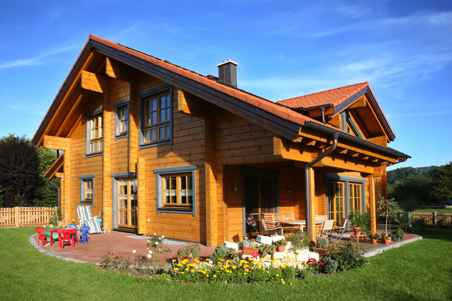 Holzhaus aus massiven Kantholzbalken "Kraiburg"