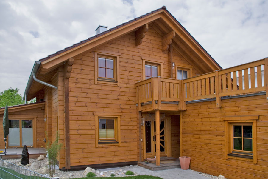 Holzhaus aus massiven Kantholzbalken „Mücke“