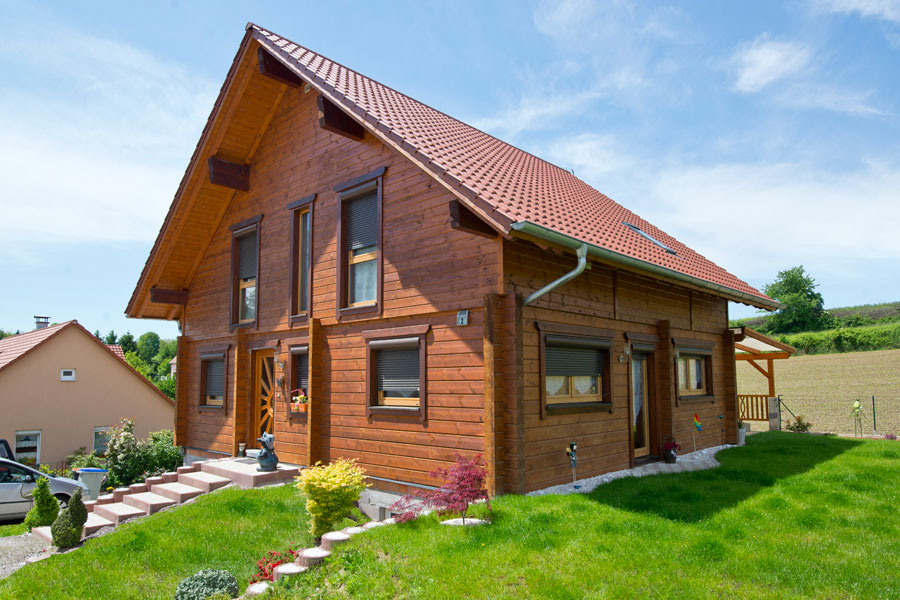 Holzhaus aus Kantholzbalken "Neewiller"