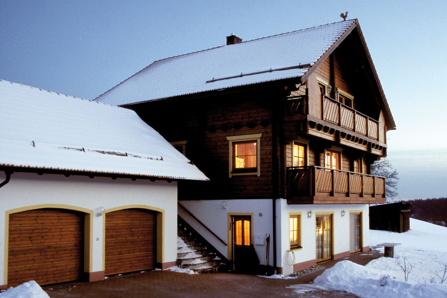 Holzhaus aus Kantholzbalken "Schmidt"