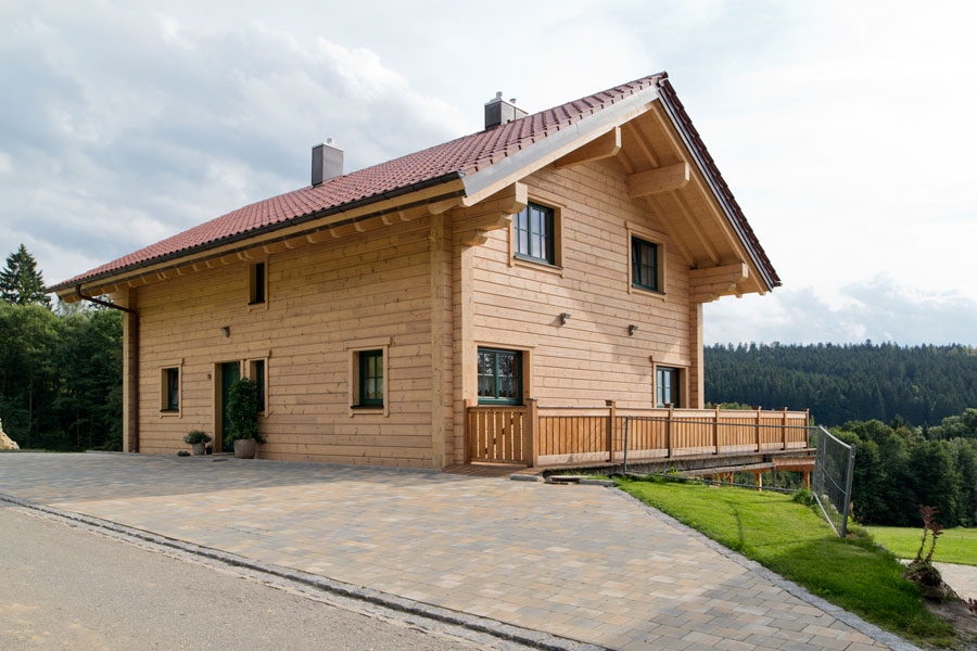 Holzhaus aus massiven Kantholzbalken "Schötz" (BayernBlock GmbH)